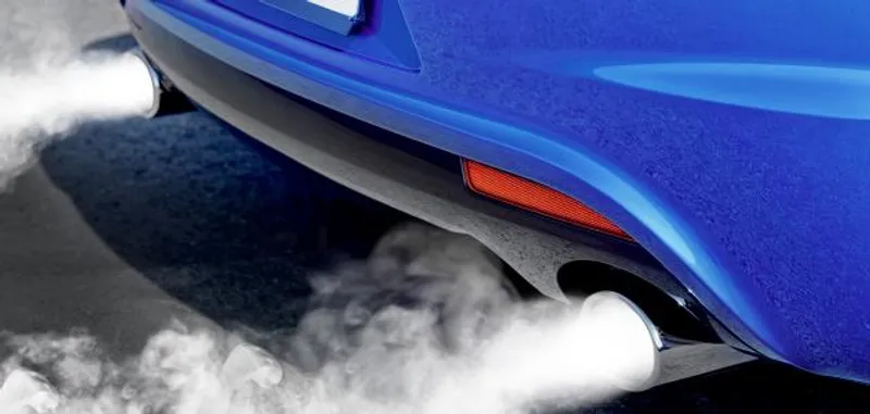 أبرز أسباب خروج دخان أبيض من عادم السيارة وكيفية علاجه