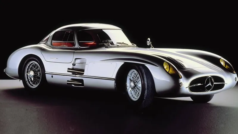 مرسيدس قد تبيع واحدة من سيارات SLR 300 أولينهاوت موديل 1956 النادرة جدًا بسعر 142 مليون دولار!