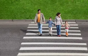"المرور" يشدد: 6 تعليمات يجب على الأشخاص الالتزام بها قبل عبور الطريق