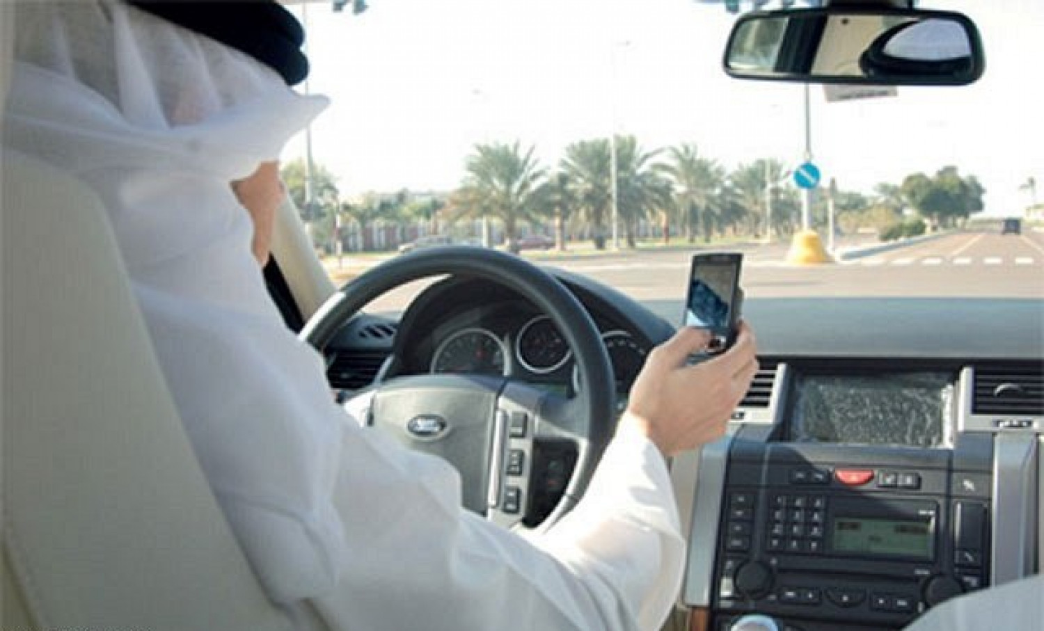 "المرور".. 5 أخطار تترتب على استخدام الهاتف المحمول أثناء قيادة السيارات 