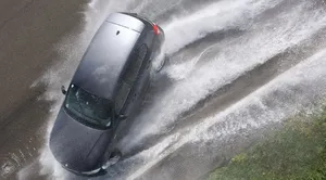 "المرور" يكشف أسباب انزلاق السيارة أثناء القيادة في الأمطار