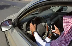 "المرور": استخدام الهاتف أثناء القيادة يسبب الحوادث..وهذه غرامة مخالفته