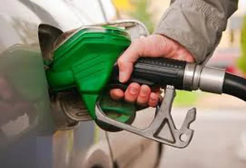 لماذا تختلف أماكن وجود باب خزان الوقود بين السيارات؟