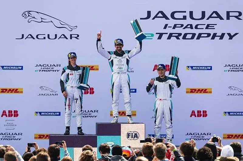 بندر العيسائي وأحمد الخنين يحققان المركز الأول والثالث ضمن سباقات جاكوار الكهربائية