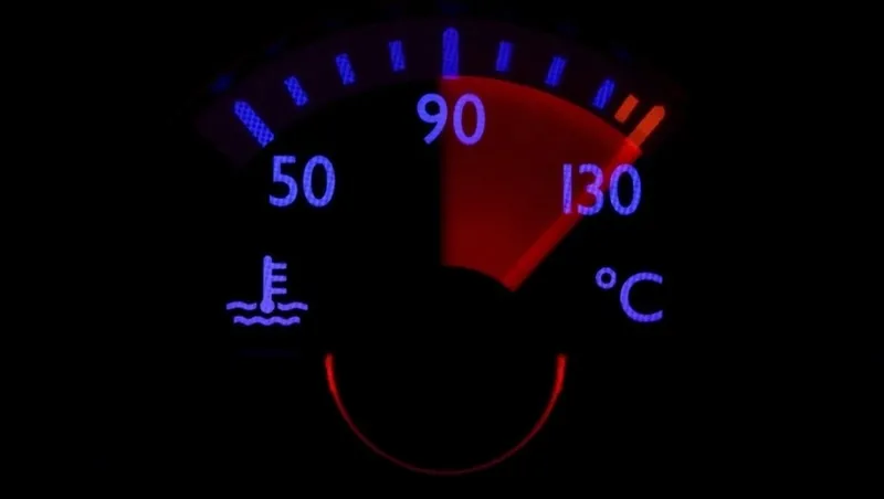 ما هي أبرز الأسباب التي تؤدي لارتفاع حرارة محرك السيارة وخطورتها؟