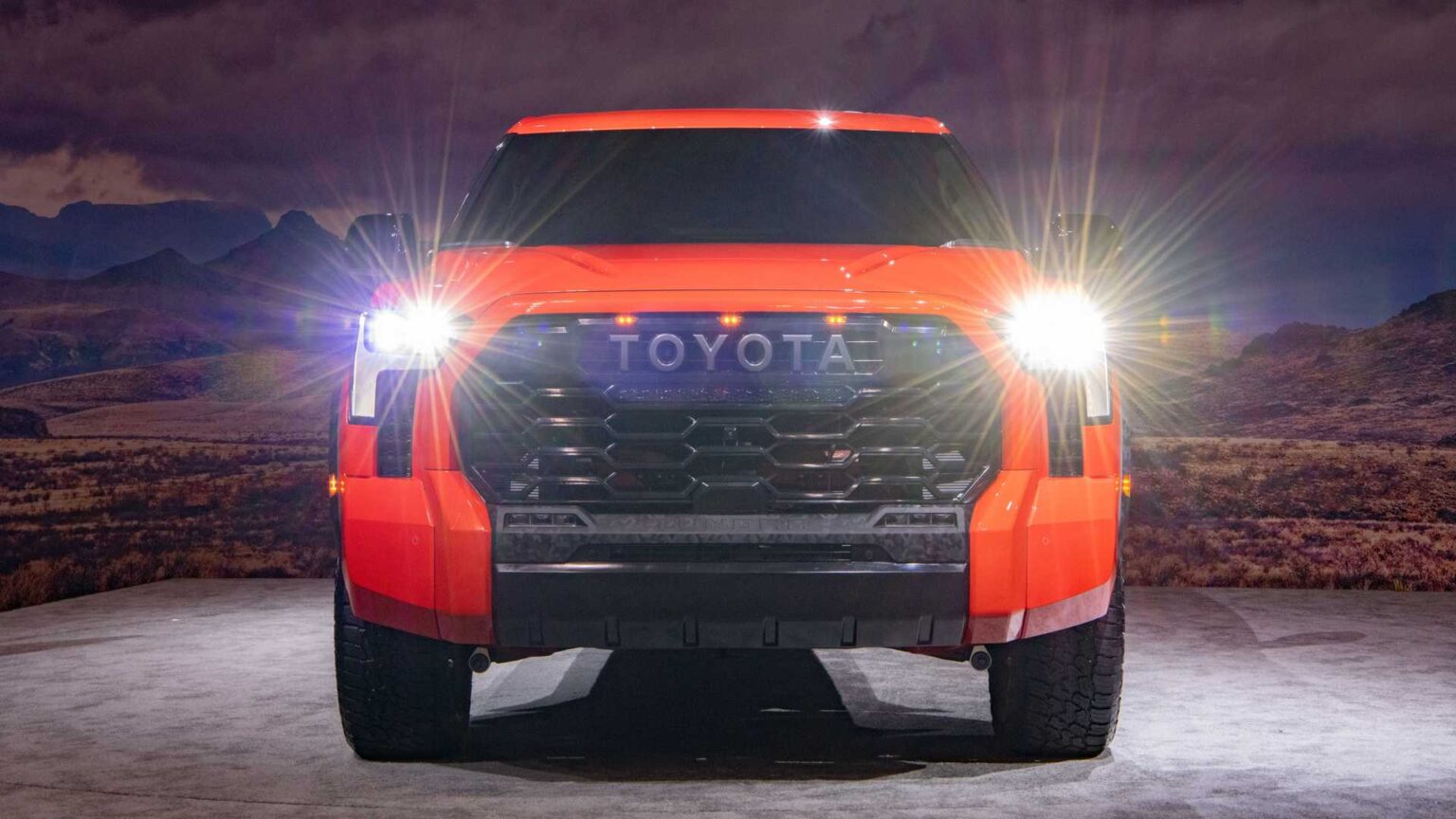 2022-toyota-tundra-trd-pro-exterior-front-view-1536x864.jpg
