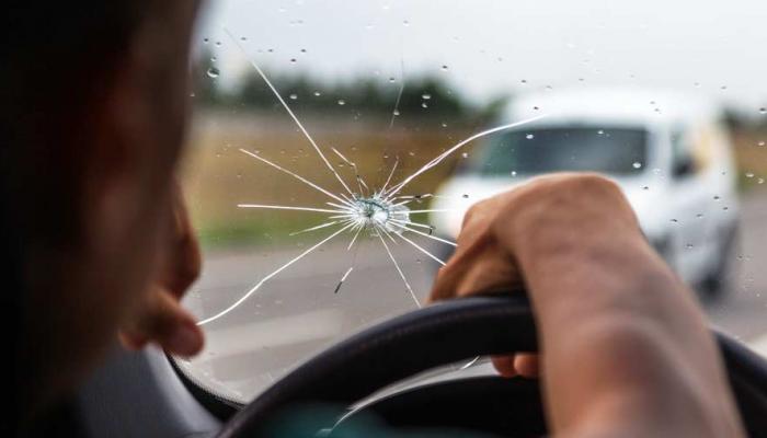 143-114907-cracked-windshield-dangers_700x400.jpg