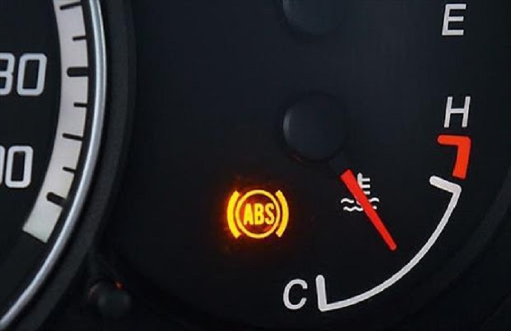 ماذا-تفعل-عند-اضاءة-لمبة-الـ-ABS-في-سيارتك.jpg