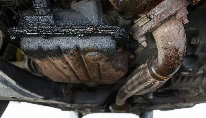 143-123424-engine-oil-leaks-causes-effects-and-preventative_700x400.jpg