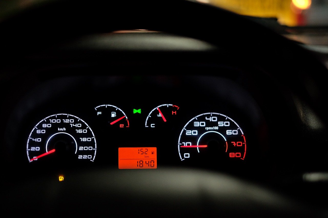 ماذا يقيس عداد السرعة في السيارة1.jpg