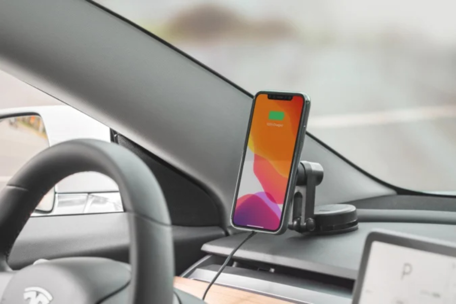 Moshi SnapTo Universal Car Mount with Wireless Charging.jpg