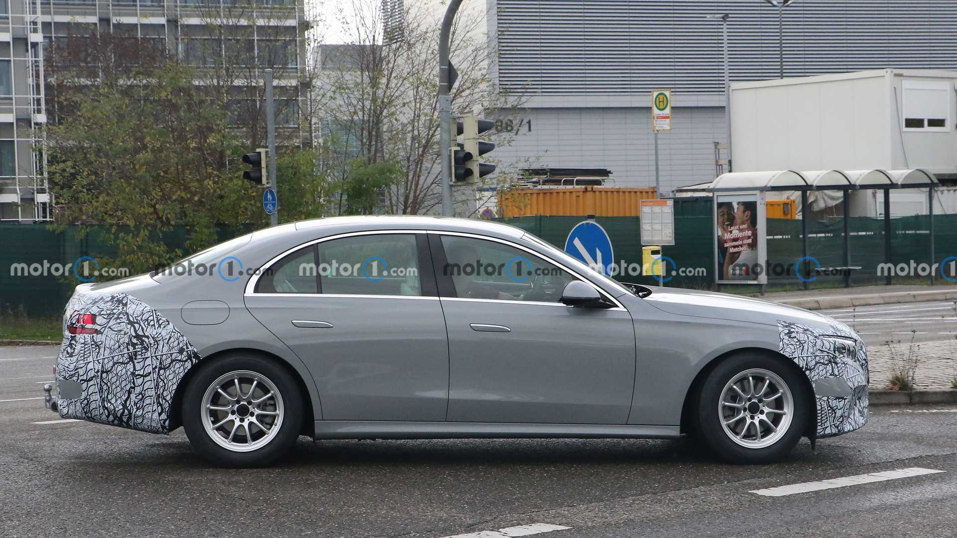 next-gen-mercedes-benz-e-class-sedan-side-view-spy-photo (5).jpg