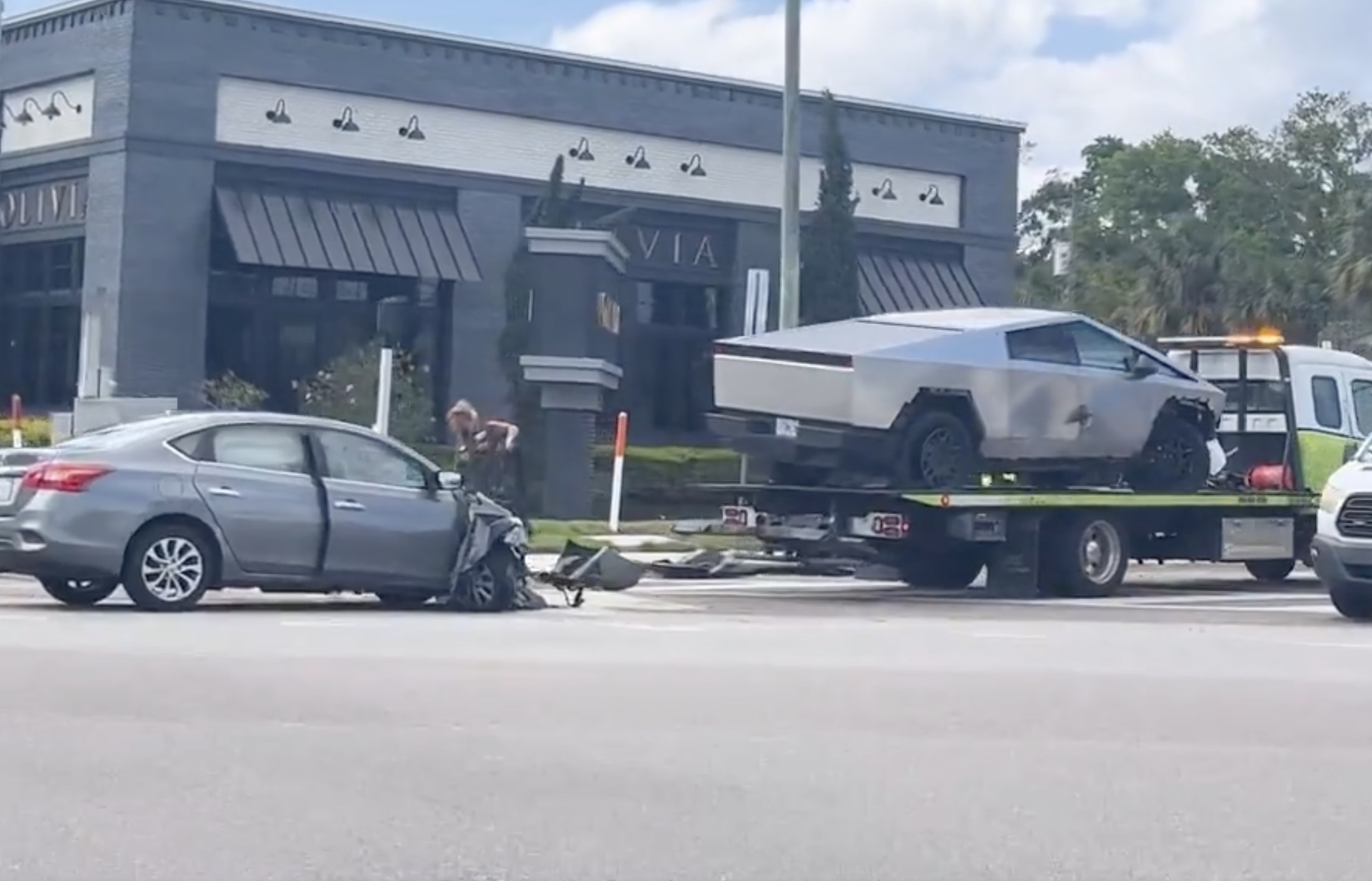 tesla-cybertruck-got-t-boned-by-nissan-sentra-it-barely-felt-anything_2.jpg