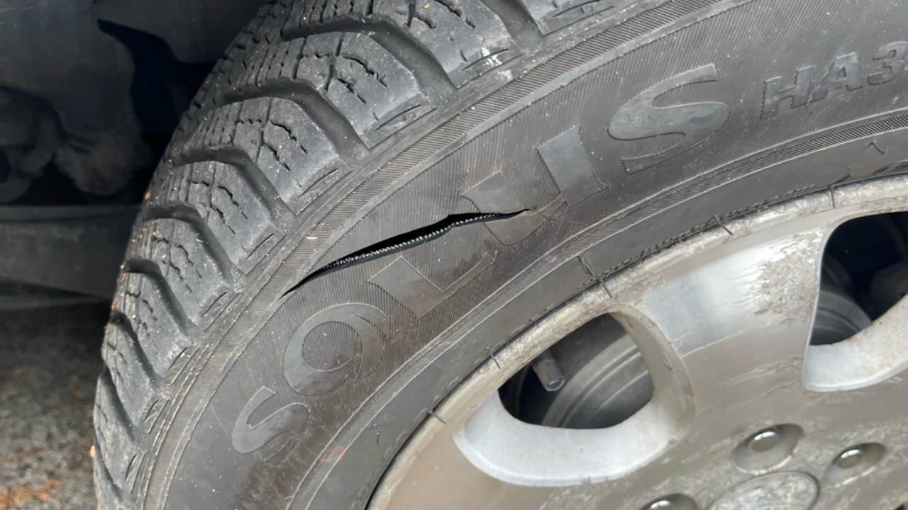 tires-slashed-1-6222542-1673228089340.jpg