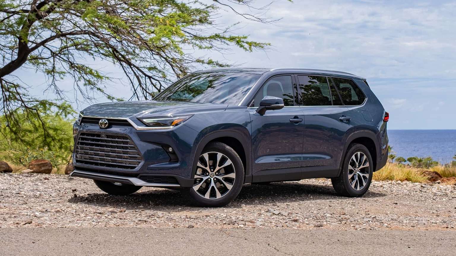 2024-toyota-grand-highlander-exterior-first-drive-review_3_BulkResizer.com.jpg