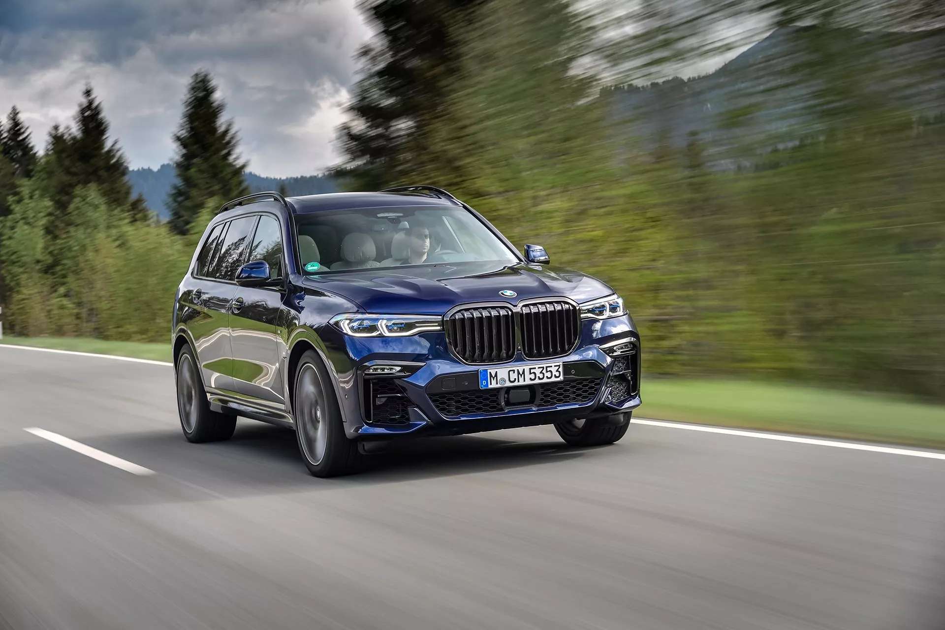 2020-BMW-X7_1_BulkResizer.com.jpeg